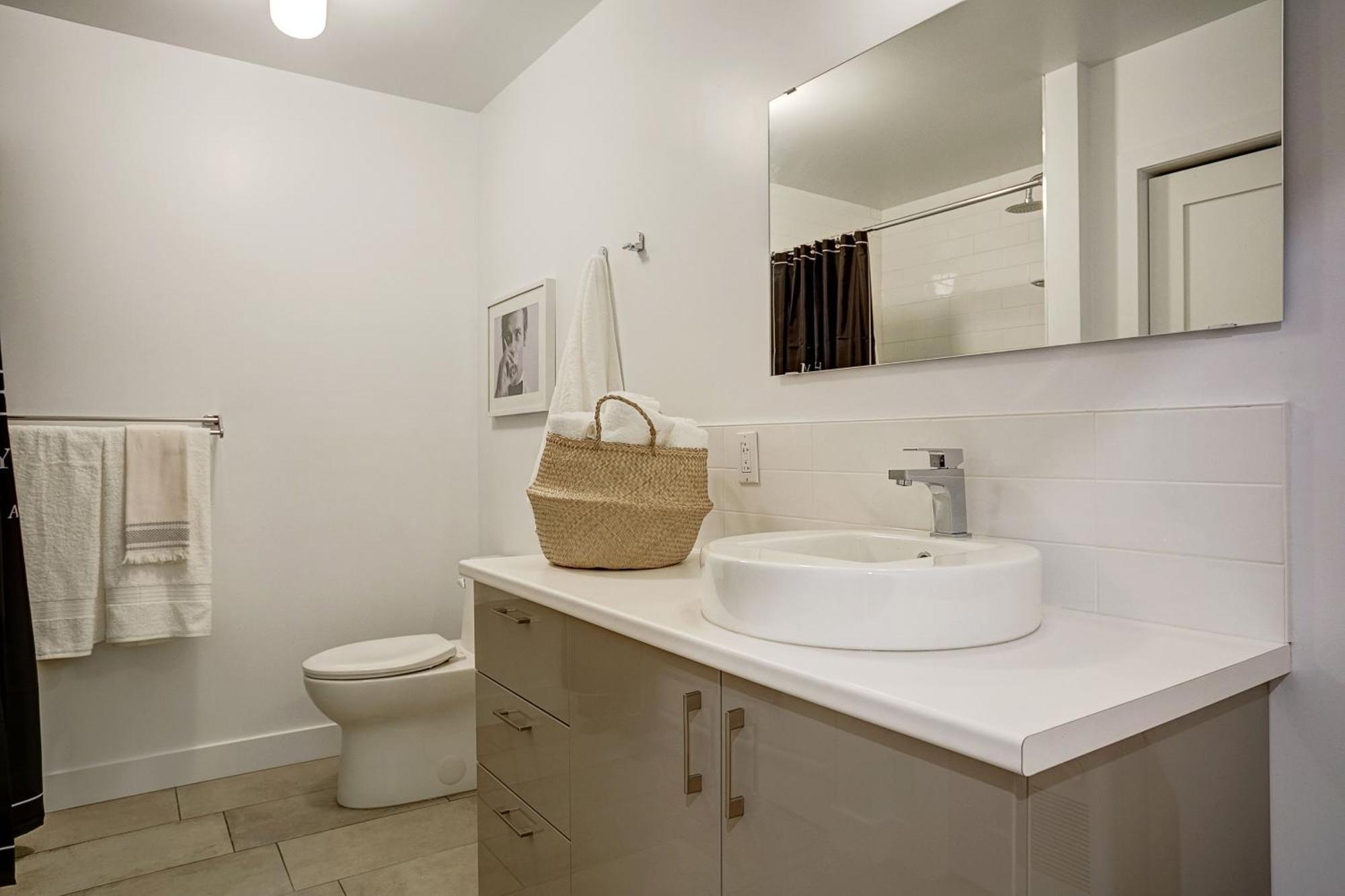 Explore Montreal From Sleek Contemporary Apartment By Den Stays 객실 사진