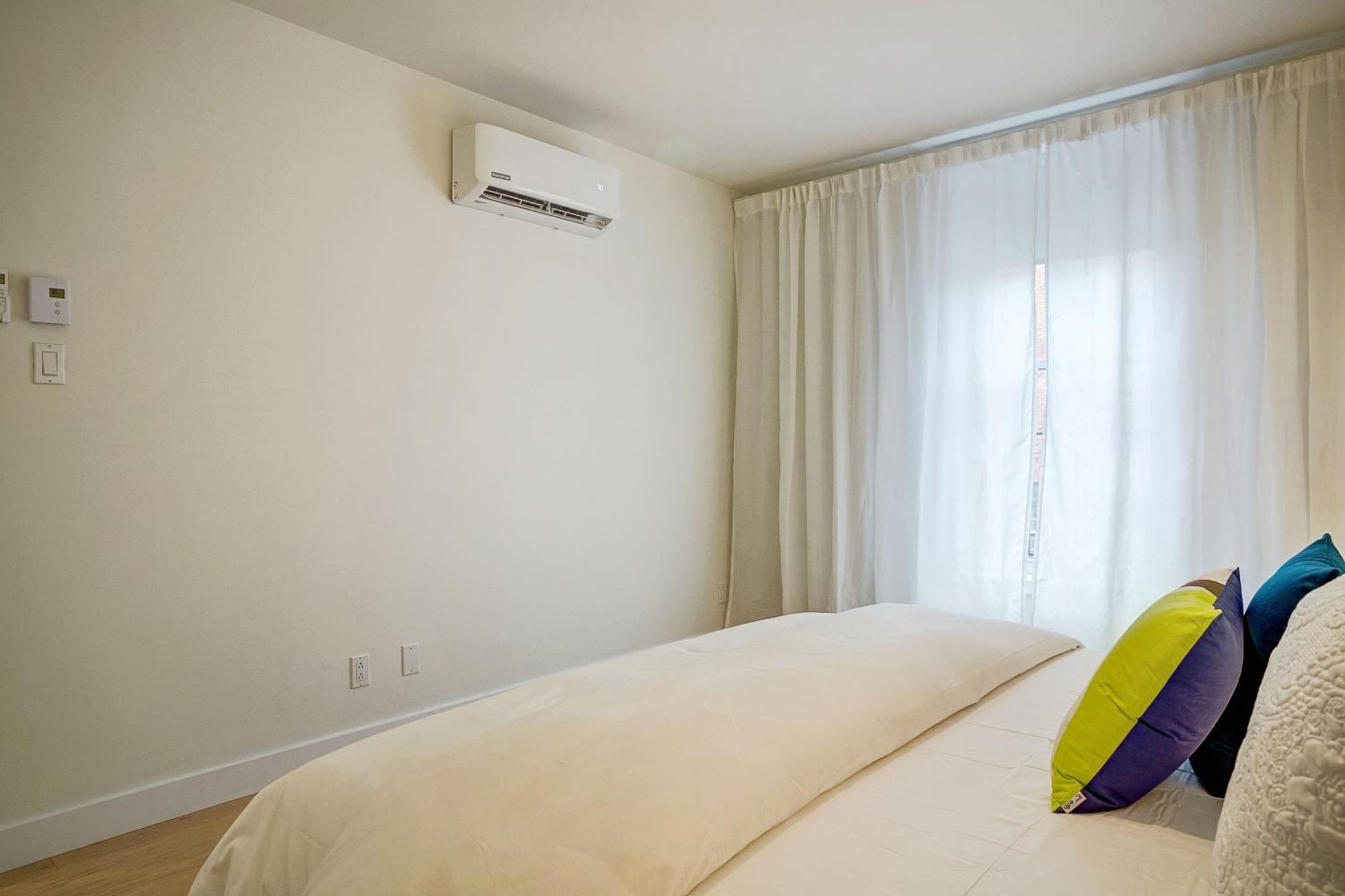 Explore Montreal From Sleek Contemporary Apartment By Den Stays 객실 사진