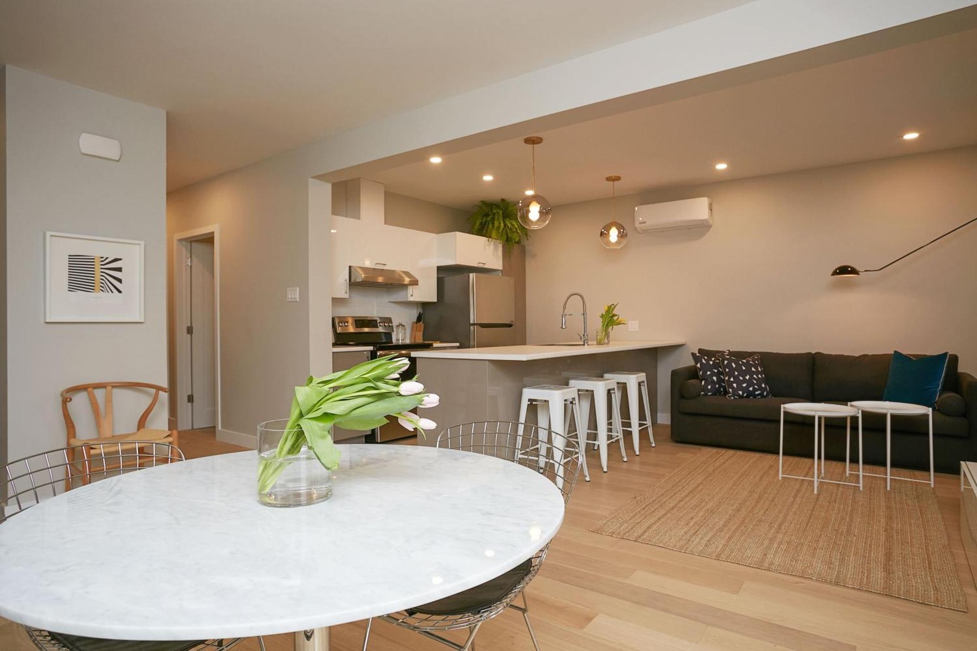 Explore Montreal From Sleek Contemporary Apartment By Den Stays 객실 사진